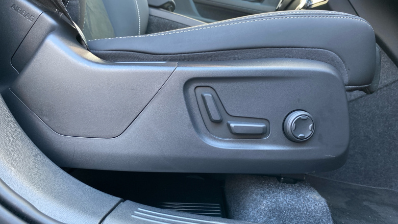 Volvo XC40 2.0 B4P Plus Dark 5dr Auto Petrol Estate